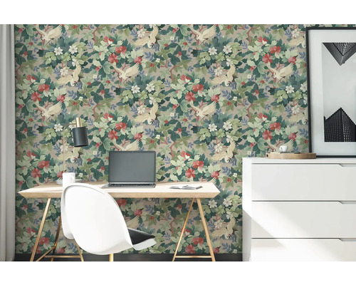 Bureau à domicile lumineux avec papier peint intissé à motif de fleurs et de grues, bureau en bois et commode blanche.