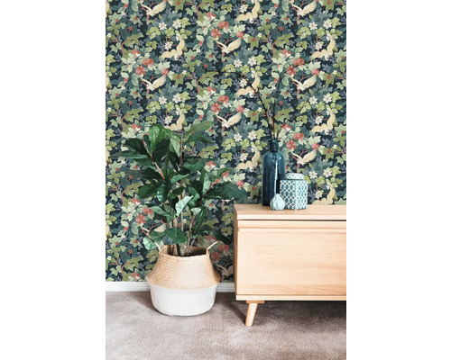 Papier peint intissé avec motif de grues et de fleurs dans une pièce avec un buffet en bois et une plante dans un panier tressé.