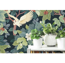 Papier peint intissé avec motif de grue et de feuilles, avec des plantes d'intérieur dans des pots sur une étagère blanche.