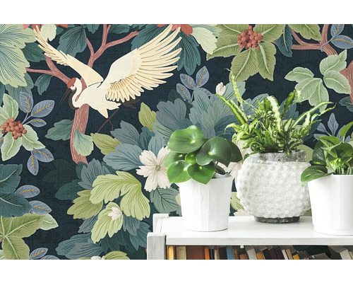 Papier peint intissé avec motif de grue et de feuilles, avec des plantes d'intérieur dans des pots sur une étagère blanche.