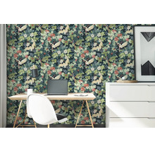 Papier peint intissé avec motif de grues et de plantes dans un bureau avec bureau, chaise et commode.