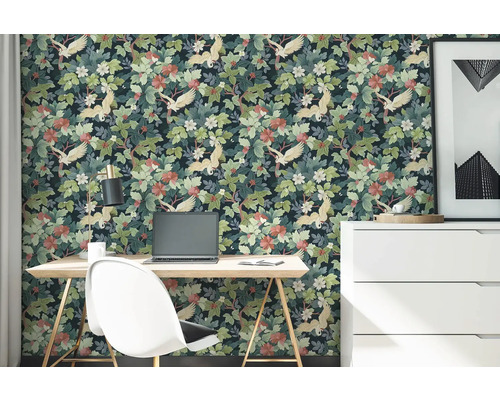 Papier peint intissé avec motif de grues et de plantes dans un bureau avec bureau, chaise et commode.