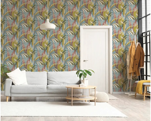 Modernes Wohnzimmer mit Tapete mit tropischem Blattmuster, hellgrauem Sofa, weißer Tür, Holz-Couchtisch und weißem Teppich auf Holzboden.