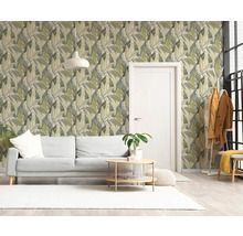 Salon lumineux avec papier peint intissé avec motif de feuilles, canapé blanc, table basse ronde en bois et porte blanche.
