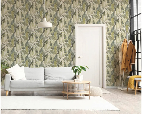 Salon lumineux avec papier peint intissé avec motif de feuilles, canapé blanc, table basse ronde en bois et porte blanche.