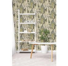 Pièce à vivre avec papier peint à motif de feuilles, étagère échelle blanche, plante d'intérieur et table blanche.