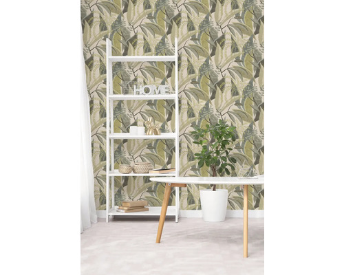 Pièce à vivre avec papier peint à motif de feuilles, étagère échelle blanche, plante d'intérieur et table blanche.