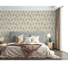 Chambre lumineuse avec papier peint intissé à motif de plumes, lit rembourré gris, coussins décoratifs et table de chevet moderne.