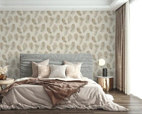 Chambre lumineuse avec papier peint intissé à motif de plumes, lit rembourré gris, coussins décoratifs et table de chevet moderne.