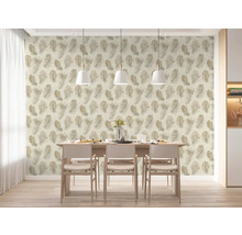 Salle à manger lumineuse avec papier peint intissé à motif de plumes, une table à manger en bois avec chaises et trois suspensions modernes.