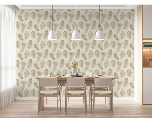 Salle à manger lumineuse avec papier peint intissé à motif de plumes, une table à manger en bois avec chaises et trois suspensions modernes.