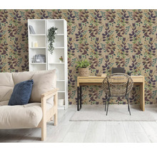 Wohnraum mit botanischer Tapete mit Blättermuster, einem weißen Regal, einem Holzschreibtisch mit Rattanstuhl und einem Sofa in hellen Farben.