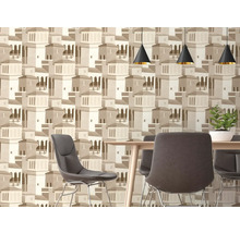 Modernes Esszimmer mit Vliestapete mit Architektur-Muster, Holztisch, grauen Stühlen und schwarzen kegelförmigen Hängeleuchten.