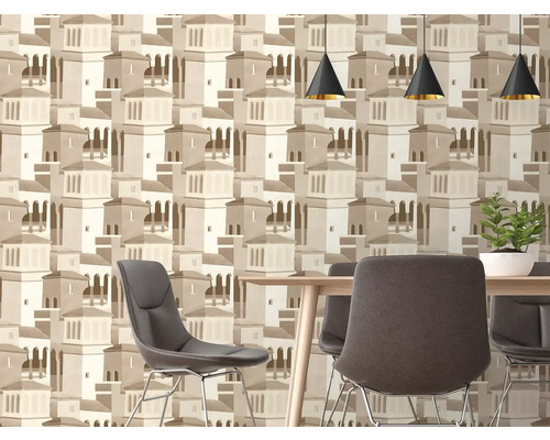 Modernes Esszimmer mit Vliestapete mit Architektur-Muster, Holztisch, grauen Stühlen und schwarzen kegelförmigen Hängeleuchten.