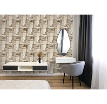 Schlafzimmer mit Vliestapete mit Architekturmuster in Beige, modernem Sessel, weißem Sideboard und asymmetrischem Spiegel.
