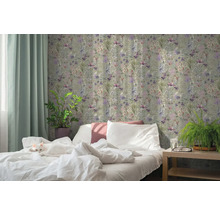 Chambre à coucher avec papier peint intissé floral, lit blanc avec chat, plantes vertes et rideau clair.