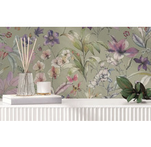 Papier peint intissé à motif floral aquarelle avec fleurs, feuilles et papillons derrière un buffet clair avec décoration.