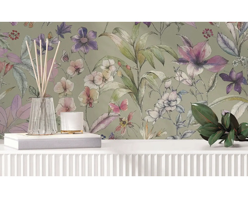 Papier peint intissé à motif floral aquarelle avec fleurs, feuilles et papillons derrière un buffet clair avec décoration.