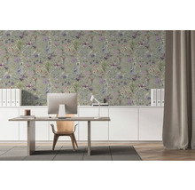 Bureau moderne avec papier peint floral aux fleurs violettes, buffet blanc, bureau en bois avec ordinateur et chaise moderne en bois.