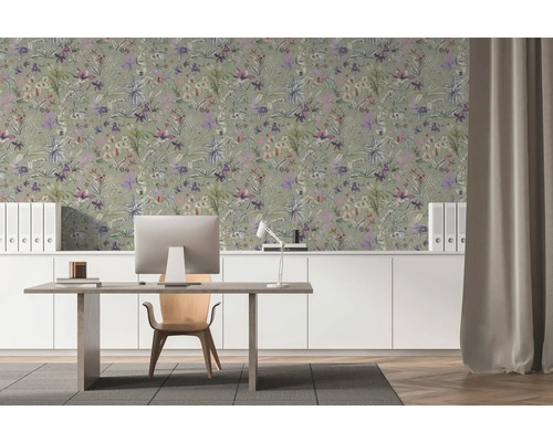 Bureau moderne avec papier peint floral aux fleurs violettes, buffet blanc, bureau en bois avec ordinateur et chaise moderne en bois.