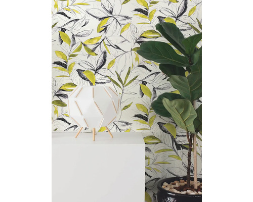 Papier peint intissé moderne avec motif de feuilles jaune et noir de style esquisse derrière une lampe blanche et une plante d'intérieur.