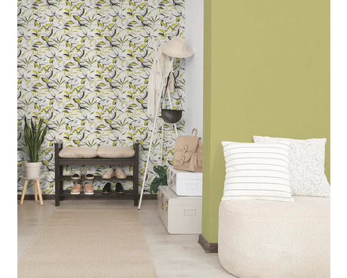 Entrée lumineuse avec papier peint à motif de feuilles, mur peint en vert, étagère à chaussures sombre, vestiaire blanc et tapis clair.