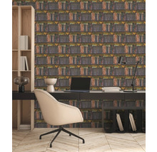Papier peint avec motif de bibliothèque ancienne dans un bureau moderne et clair avec bureau sombre et parquet en bois.