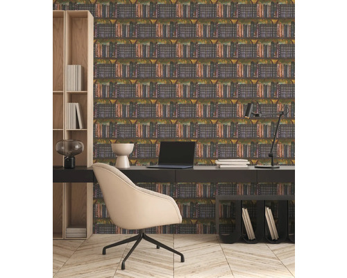 Papier peint avec motif de bibliothèque ancienne dans un bureau moderne et clair avec bureau sombre et parquet en bois.