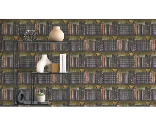 Papier peint intissé avec motif bibliothèque et livres anciens, devant une étagère en métal avec divers objets décoratifs.