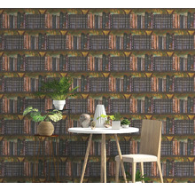 Papier peint intissé motif bibliothèque dans une pièce moderne avec table blanche, chaise en bois et plantes d'intérieur.