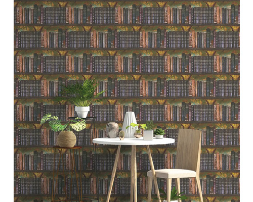 Papier peint intissé motif bibliothèque dans une pièce moderne avec table blanche, chaise en bois et plantes d'intérieur.