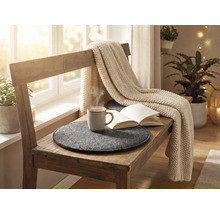Banc en bois avec livre, tasse et couverture pour une ambiance cosy