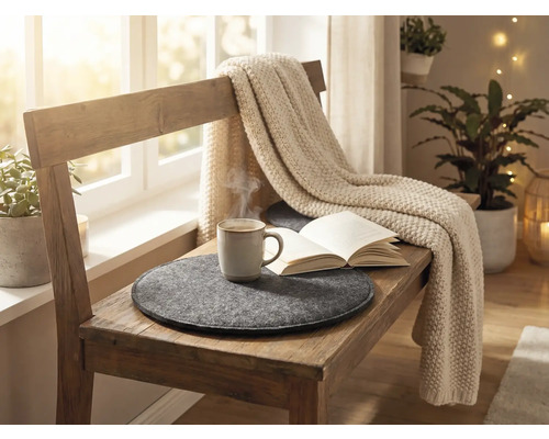 Banc en bois avec livre, tasse et couverture pour une ambiance cosy