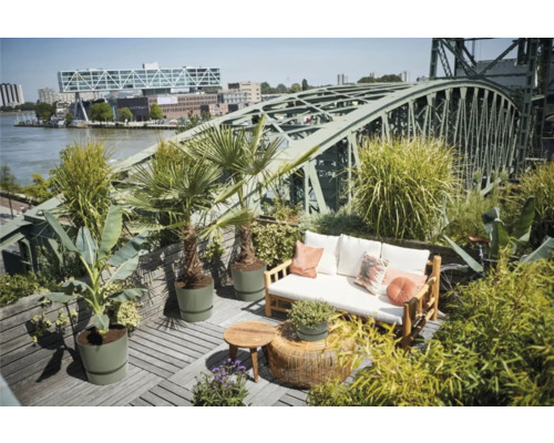 Terrasse avec mobilier de jardin, plantes et vue sur un pont et la ville