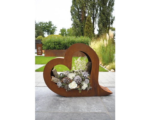 Herzförmige Gartendekoration aus Metall mit Blumenarrangement