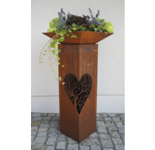 Blumenkübel aus Rost mit Herzmotiv und Bepflanzung