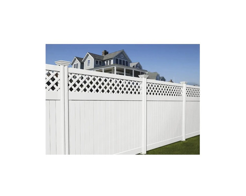 Clôture de jardin blanche avec lattes et éléments décoratifs devant une maison