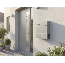 Modern gestalteter Briefkasten neben einer Haustür