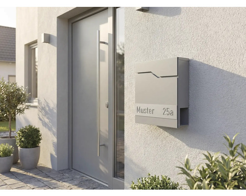 Modern gestalteter Briefkasten neben einer Haustür