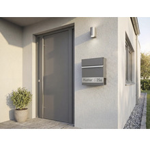 Porte d'entrée avec boîte aux lettres et applique murale sur une façade de maison