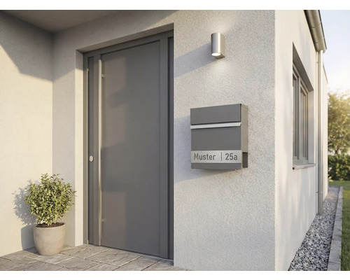 Porte d'entrée avec boîte aux lettres et applique murale sur une façade de maison