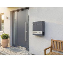 Eingangsbereich mit Haustür, Briefkasten und Bank