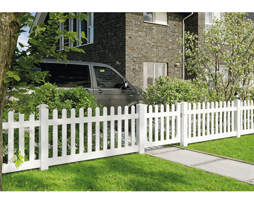 Clôture à lattes blanche avec portillon devant une maison