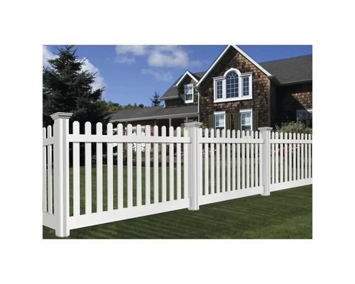 Clôture blanche devant une maison