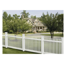 Clôture de jardin blanche en plastique devant une maison d'habitation