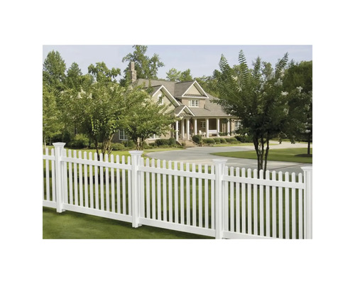 Clôture de jardin blanche en plastique devant une maison d'habitation