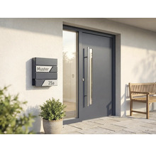 Espace d'entrée avec boîte aux lettres, porte d'entrée avec élément en verre et banc en bois