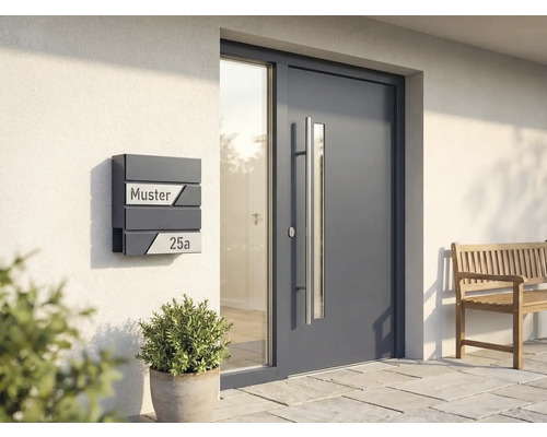 Espace d'entrée avec boîte aux lettres, porte d'entrée avec élément en verre et banc en bois