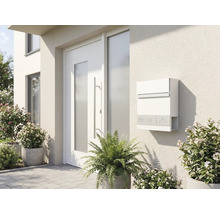 Hausfassade mit Briefkasten und Haustür