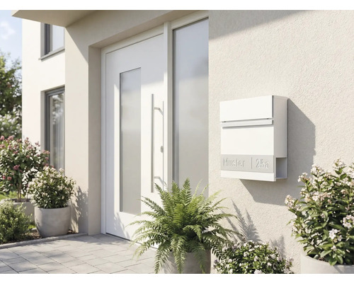 Hausfassade mit Briefkasten und Haustür